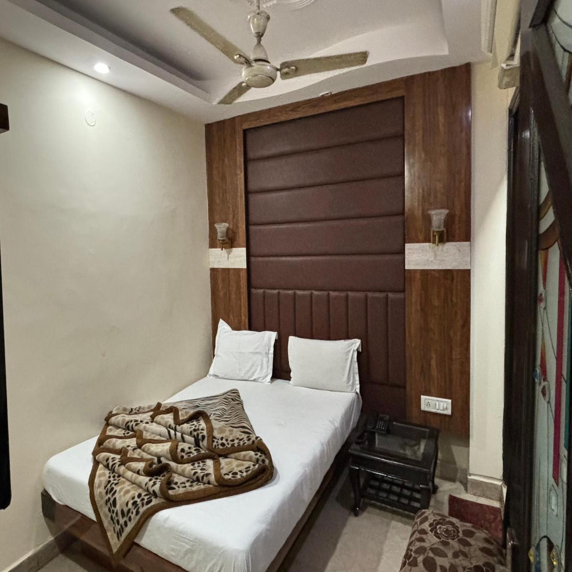 Hotel Pk International Near By New Delhi Station I Couple Friendly Номер фото